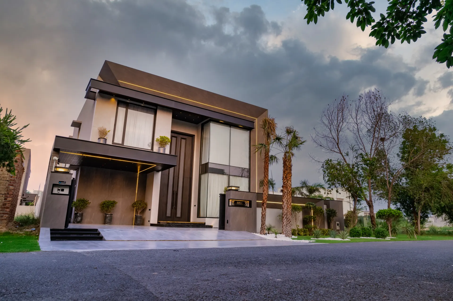 895-L exterior photograph 1