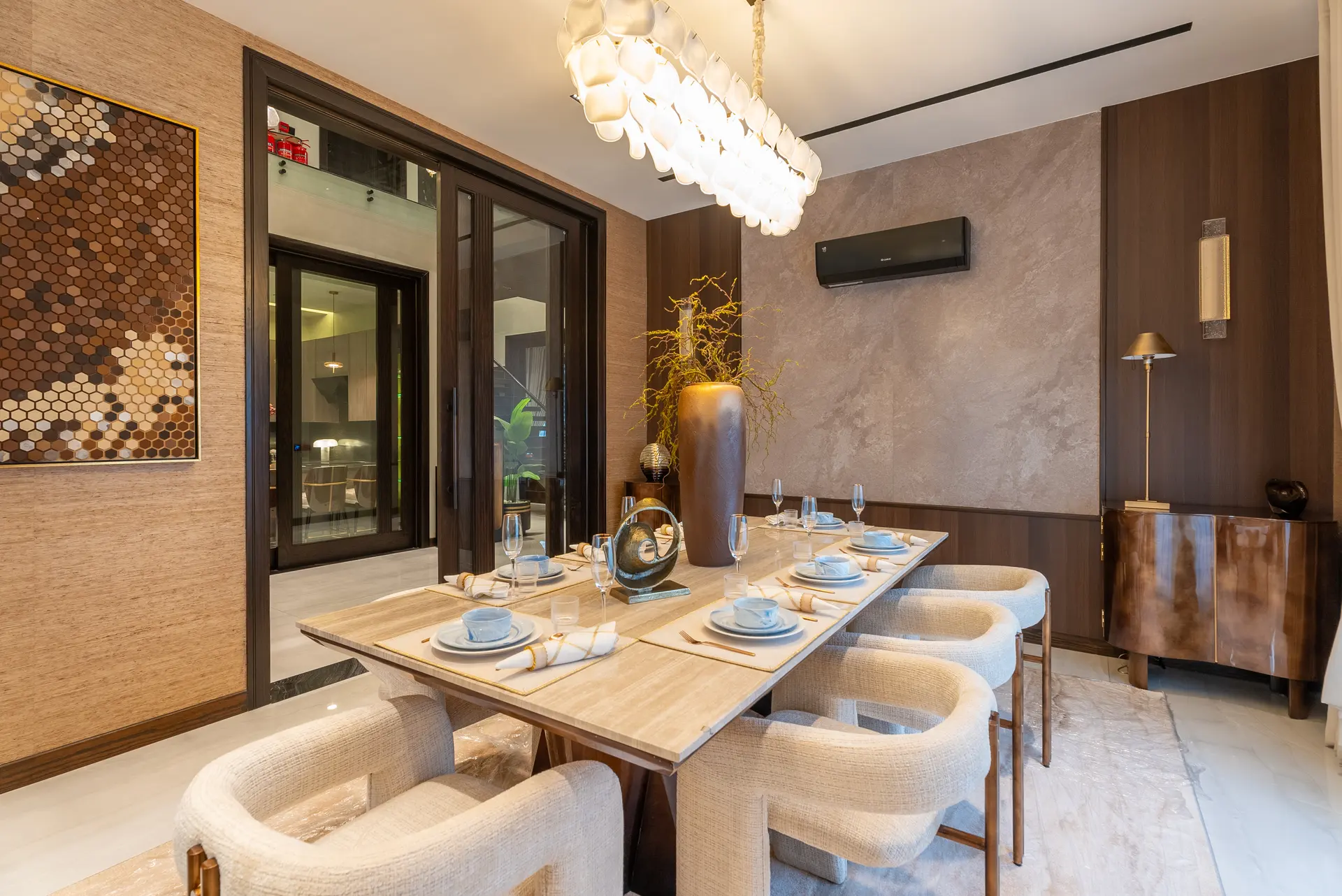 895-L dining room photograph 1