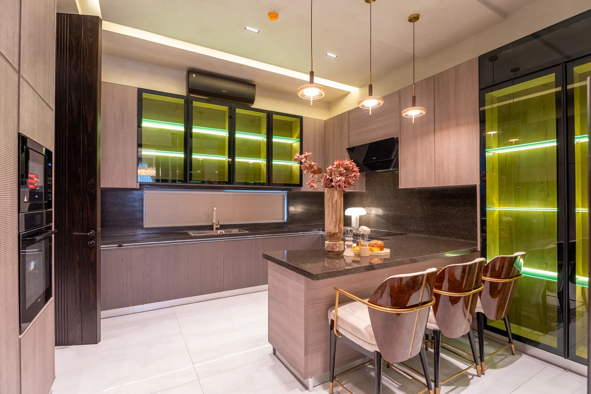 895-L kitchen photograph 1